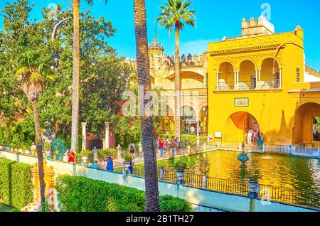 Sevilla, SPANIEN - 1. OKTOBER 2019: Der kleine Merkurteich ist am 1. Oktober in Sevilla das beliebteste Touristenziel im Alcazar-Palast Stockfoto