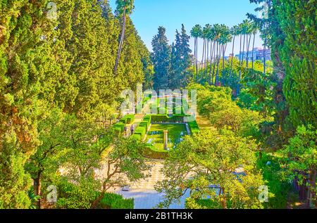 Sevilla, SPANIEN - 1. OKTOBER 2019: Der schöne zornamentale Alcazar-Garten mit üppigem Grün und malerischen Springbrunnen, am 1. Oktober in Sevilla Stockfoto