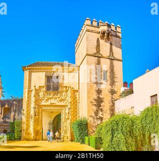 Sevilla, SPANIEN - 1. OKTOBER 2019: Die schönen Marchena-Tore im Marquis Vega Inclan Gardens des Alcazar Palace Complex, am 1. Oktober in Sevilla Stockfoto