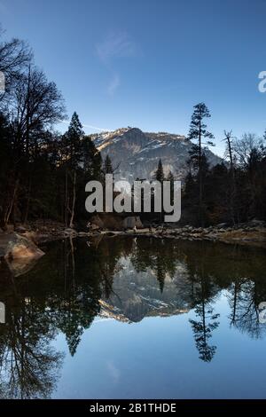 Blick auf Mirror Lake, klassische Aussicht vom Yosemite National Park in Kalifornien, USA. Stockfoto