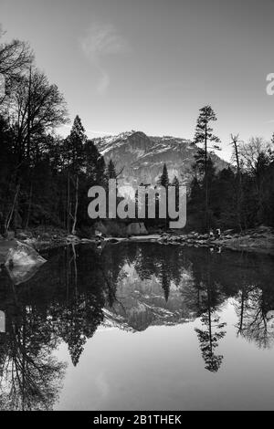 Blick auf Mirror Lake, klassische Aussicht vom Yosemite National Park in Kalifornien, USA. Stockfoto