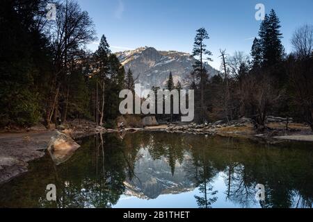 Blick auf Mirror Lake, klassische Aussicht vom Yosemite National Park in Kalifornien, USA. Stockfoto