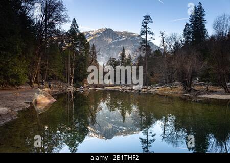 Blick auf Mirror Lake, klassische Aussicht vom Yosemite National Park in Kalifornien, USA. Stockfoto