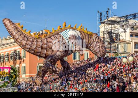 Nice, Cote d'Azur, Frankreich - 15. Februar 2020: Carnaval de Nice, Dieses Jahr Thema King of Fashion - Großer Dinosaurierballon wird auf die Tribüne genommen Stockfoto