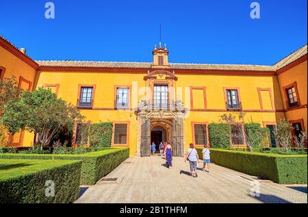 Sevilla, SPANIEN - 1. OKTOBER 2019: Die Touristen gehen im Alcazar-Komplex und erkunden verschiedene Paläste und Innenhöfe, wie die kleine Terrasse del Crucero (Cour Stockfoto