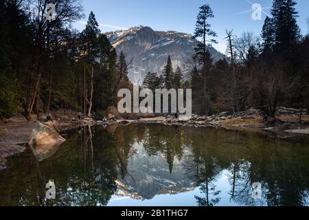 Blick auf Mirror Lake, klassische Aussicht vom Yosemite National Park in Kalifornien, USA. Stockfoto