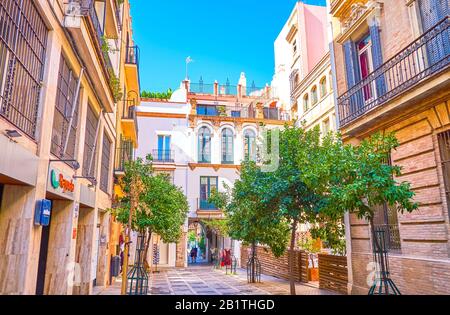 Sevilla, SPANIEN - 1. OKTOBER 2019: Die winzige Miguel Manara Straße ist umgeben von alten Herrenhäusern und dem kleinen historischen Portillo De La Muralla Torbogen pas Stockfoto
