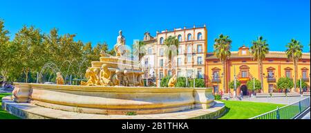 Sevilla, SPANIEN - 1. OKTOBER 2019: Der schöne Brunnen, Fuente de Hispalis genannt, befindet sich am Jerez Gate Square und ist umgeben von historischem mansi Stockfoto