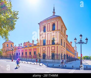 Sevilla, SPANIEN - 1. OKTOBER 2019: Palast von San Telmo mit seiner beeindruckenden Seitenfassade mit Skulpturen auf dem zentralen Teil, genannt Galerie von illustre Stockfoto