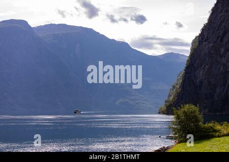 Undredal, NORWEGEN - Bootstour mit Fähren auf dem Aurlandsfjorden, einem Fjord im Vestland County. Stockfoto