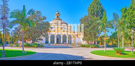 SEVILLA, SPANIEN - 1. OKTOBER. 2019:Das prächtige Gebäude des Casino de la Exposicion im Maria Luisa Park ist das Kulturzentrum mit zahlreichen Artisti Stockfoto