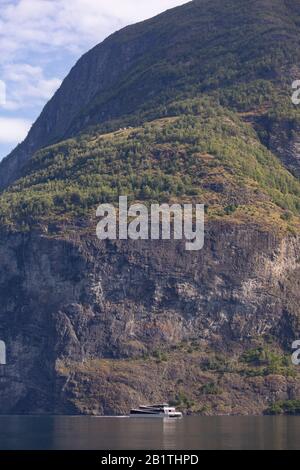Undredal, NORWEGEN - Bootstour mit Fähren auf dem Aurlandsfjorden, einem Fjord im Vestland County. Stockfoto