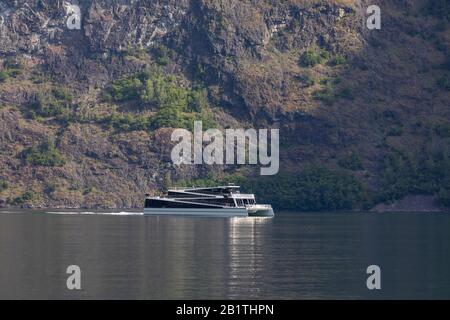 Undredal, NORWEGEN - Bootstour mit Fähren auf dem Aurlandsfjorden, einem Fjord im Vestland County. Stockfoto