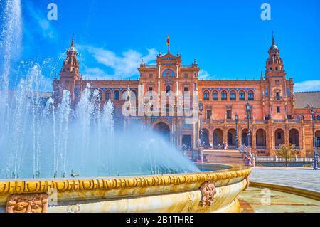 Sevilla, SPANIEN - 1. OKTOBER 2019: Der große Brunnen auf der Plaza de Espana mit erfrischendem kühlem Wasser ist eines der beliebtesten Objekte auf der großen und Stockfoto