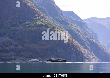 Undredal, NORWEGEN - Fährschiffe fahren auf dem Aurlandsfjorden, einem Fjord im Vestland County. Stockfoto