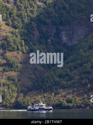Undredal, NORWEGEN - Bootstour mit der Fähre Klipperjord I auf dem Aurlandsfjorden, einem Fjord im Vestland County. Stockfoto