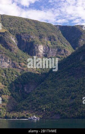 Undredal, NORWEGEN - Bootstour mit der Fähre Klipperjord I auf dem Aurlandsfjorden, einem Fjord im Vestland County. Stockfoto