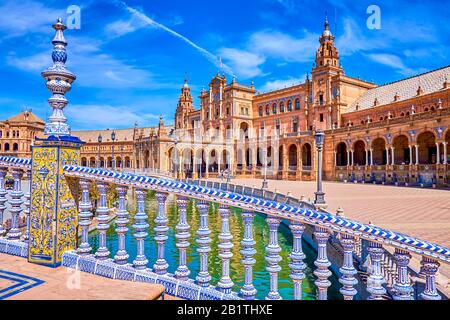 Die schönen Azulejos-Geländer auf der Brücke über den Kanal auf der Plaza de Espana in Sevilla, Spanien Stockfoto