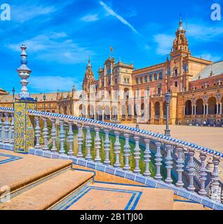 Die Brücken der Plaza de Espana sind mit feinen Keramikhandläufen dekoriert, die im andalusischen Stil gemalt sind, Sevilla, Spanien Stockfoto