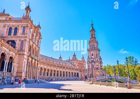 Sevilla, SPANIEN - 1. OKTOBER 2019:Die prächtige Architektur der Galerie auf der Plaza de Espana zieht Touristen an und ist die Visitenkarte Andalusiens Stockfoto