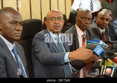 Chief administrative Secretary for Health in Kenya Rashid Aman spricht während einer Pressekonferenz in Nairobi über den Status eines Coronavirus im Land, nachdem eine China Southern Airlines am 26. Februar 2020 mit 239 Passagieren auf dem Jomo Kenyatta International Airport gelandet war. Stockfoto