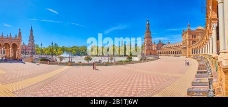 Sevilla, SPANIEN - 1. OKTOBER 2019: Das Straßenpflaster der Plaza de Espana mit bunten Blöcken, die mit wundervollen Ziersteinen ausgekleidet sind, wurde am 1. Oktober in Sevilla eröffnet Stockfoto