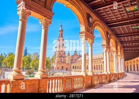 Die beeindruckende Galerie mit Arkaden am Hauptbau auf der Plaza de Espana mit wundervollen Holzdecken, Sevilla, Spanien Stockfoto