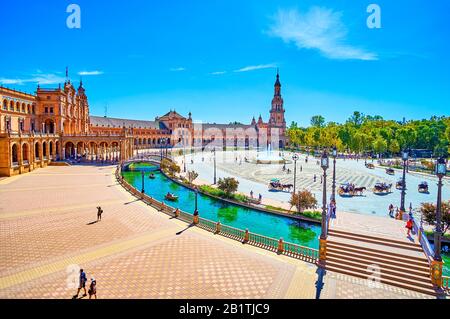 Sevilla, SPANIEN - 2. OKTOBER 2019: Das architektonische Ensemble der Plaza de Espana (Platz Spanien) mit spektakulärem Bau, schmaler halbrunder Gracht mit Stockfoto