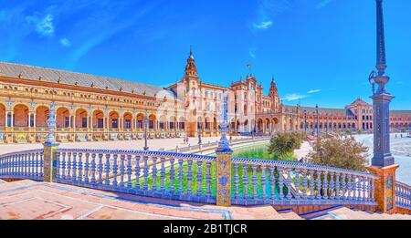 Sevilla, SPANIEN - 1. OKTOBER 2019: Panoramaaussicht auf die schönen andalusischen Keramikhandläufe auf der Brücke über den Kanal auf der Plaza de Espana, auf O Stockfoto