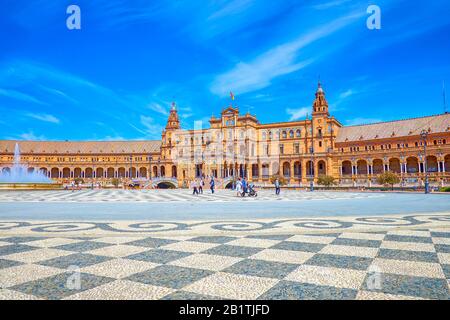 Sevilla, SPANIEN - 1. OKTOBER 2019: Die Plaza de Espana ist ein sehr beliebtes Touristenziel in der Stadt, das schöne Beispiel des Mudejar-Stils in Andalusien, O Stockfoto