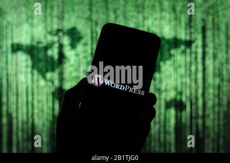 In dieser Abbildung wird ein Wordpress Logo angezeigt, das auf einem Smartphone angezeigt wird. Stockfoto