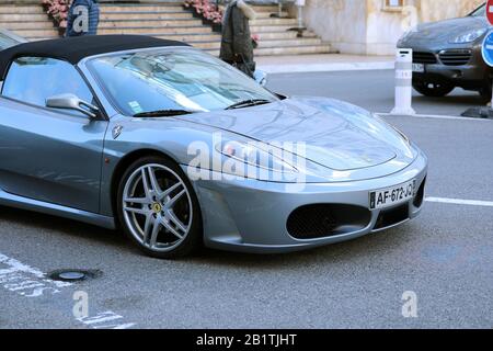 Monte-Carlo, Monaco - 17. März 2019: Man Fährt EINEN Luxuriösen Ferrari F430 Spider Vor Dem Monte-Carlo Casino In Monaco An der französischen Riviera Stockfoto