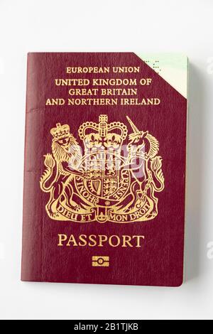 Die missbenutzte Europäische Union gibt einen kastanienbraunen britischen Pass mit Eckausschnitt heraus. Stockfoto