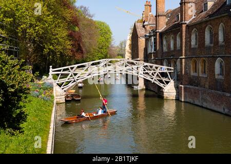 Touristen in Punts auf dem River Cam unter der Mathematischen Brücke. Cambridge, Cambridgeshire, England Stockfoto