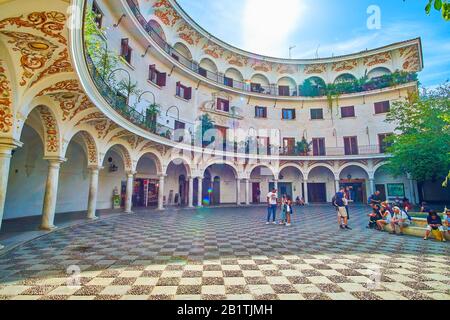 Sevilla, SPANIEN - 1. OKTOBER 2019: Der Cabildo-Platz ist einer der überraschendsten Orte Sevillas, da ein halbkreisförmiges Bogengebäude mit Deckenfresken besteht Stockfoto