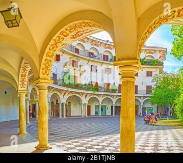 Sevilla, SPANIEN - 1. OKTOBER 2019: Die Plaza del Cabildo ist ein kleiner verborgener Platz im Zentrum der Stadt mit einem kleinen, gemütlichen Innenhof, der mit amaz umgeben ist Stockfoto