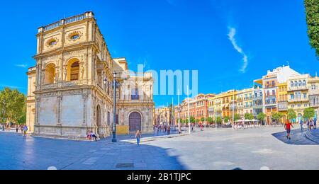Sevilla, SPANIEN - 1. OKTOBER 2019: Panoramablick auf die Plaza de San Francisco mit bunten Gebäuden mit Außenterrassen und monumentalem Stadtrat B. Stockfoto