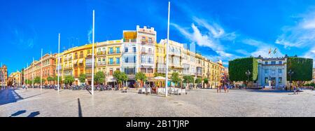 Sevilla, SPANIEN - 1. OKTOBER 2019: Die große Panoramasicht auf die Linie der historischen Herrenhäuser auf der Plaza de San Francisco mit erstaunlichen Fassaden in Varieté-Fassaden Stockfoto
