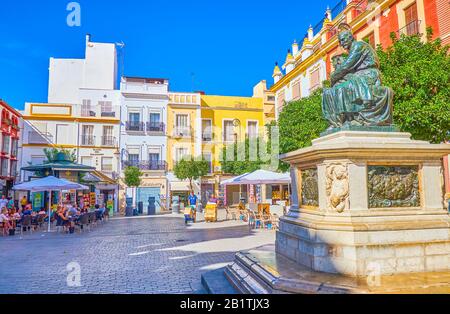 Sevilla, SPANIEN - 1. OKTOBER 2019: Das bronzene Denkmal für Martinez Montanes, den berühmten Bildhauer, auf der Plaza del Salvador, am 1. Oktober in Sevill Stockfoto