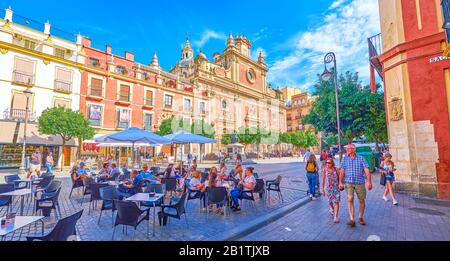 Sevilla, SPANIEN - 1. OKTOBER 2019: Restaurants und Cafés auf der Plaza del Salvador sind bei Touristen sehr beliebt, die nach langen Spaziergängen durch den narro müde sind Stockfoto