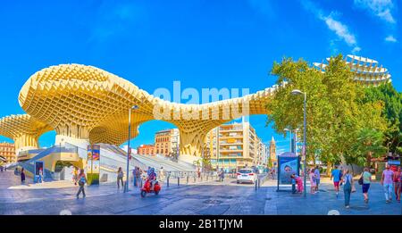 Sevilla, SPANIEN - 1. OKTOBER 2019: Der berühmte, moderne Metropol-Parasol, der sich im Stadtzentrum zwischen Wohnhäusern befindet, am 1. Oktober in Sev Stockfoto