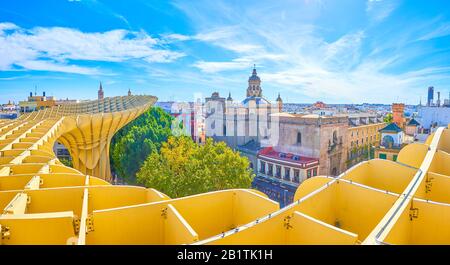 Der Parasol von Metropol ist einer der wenigen Orte in der Altstadt, von wo aus man die großartige Aussicht von oben, Sevilla, Spanien, genießen kann Stockfoto