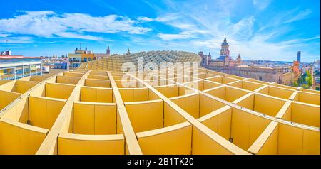 Der moderne Holzbau, der Metropol-Sonnenschirm, ist einer der besten Aussichtspunkte im Stadtzentrum von Sevilla, Spanien Stockfoto
