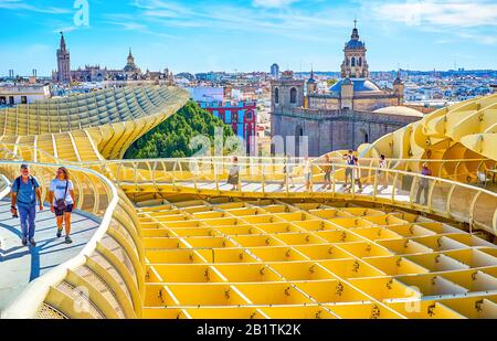 Sevilla, SPANIEN - 1. OKTOBER 2019: Das Anheben auf dem Dach des Metropol-Sonnenschirms hat eine gute Gelegenheit, auf einer Fußgängerbrücke mit großartigen Aussichtspunkten auf seinem zu spazieren Stockfoto