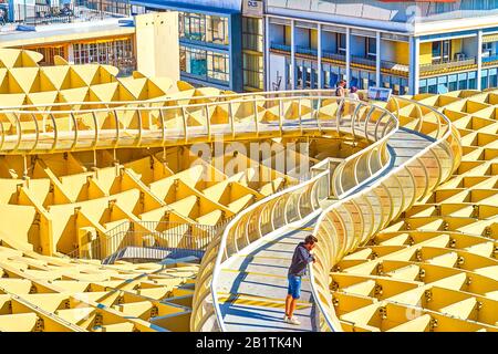 Sevilla, SPANIEN - 1. OKTOBER 2019: Der geschwungene Gehweg entlang der oberen Terrasse des Metropol-Sonnenschirms (Las setas de la Encarnacion) Holzkonsctruction, o Stockfoto