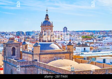 Das Dach der Verkündigungs Kirche von Sevilla mit schöner Hauptkuppel, dekoriert mit andalusischen Fliesen, Spanien Stockfoto