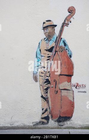 Bild des Jazz-Kontrabassisten Farris Smith Jr. von Schablonenkünstlern, die als janaundjs bekannt sind. Graffiti-Straßenkunst im Viertel La Butte aux Cailles. Paris. Stockfoto