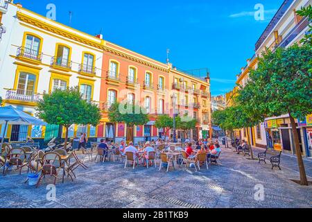 Sevilla, SPANIEN - 1. OKTOBER 2019: Das kleine Dreieck Plaza de San Andres mit Tischen im Freien, Mitte 1. Oktober in Sevilla Stockfoto