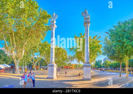 Sevilla, SPANIEN - 1. OKTOBER 2019: Der schattige La Alameda Platz ist einer der beliebten Orte für Abendstunden in zahlreichen Cafés im Freien, Watchi Stockfoto