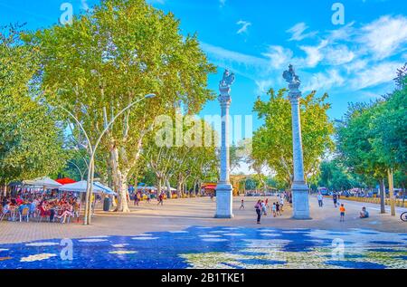 Sevilla, SPANIEN - 1. OKTOBER 2019: Der berühmte La Alameda-Platz mit Säulen und Skulpturen des Löwen auf der Rückseite und Reihen von weißen Pappeln auf der Rückseite Stockfoto